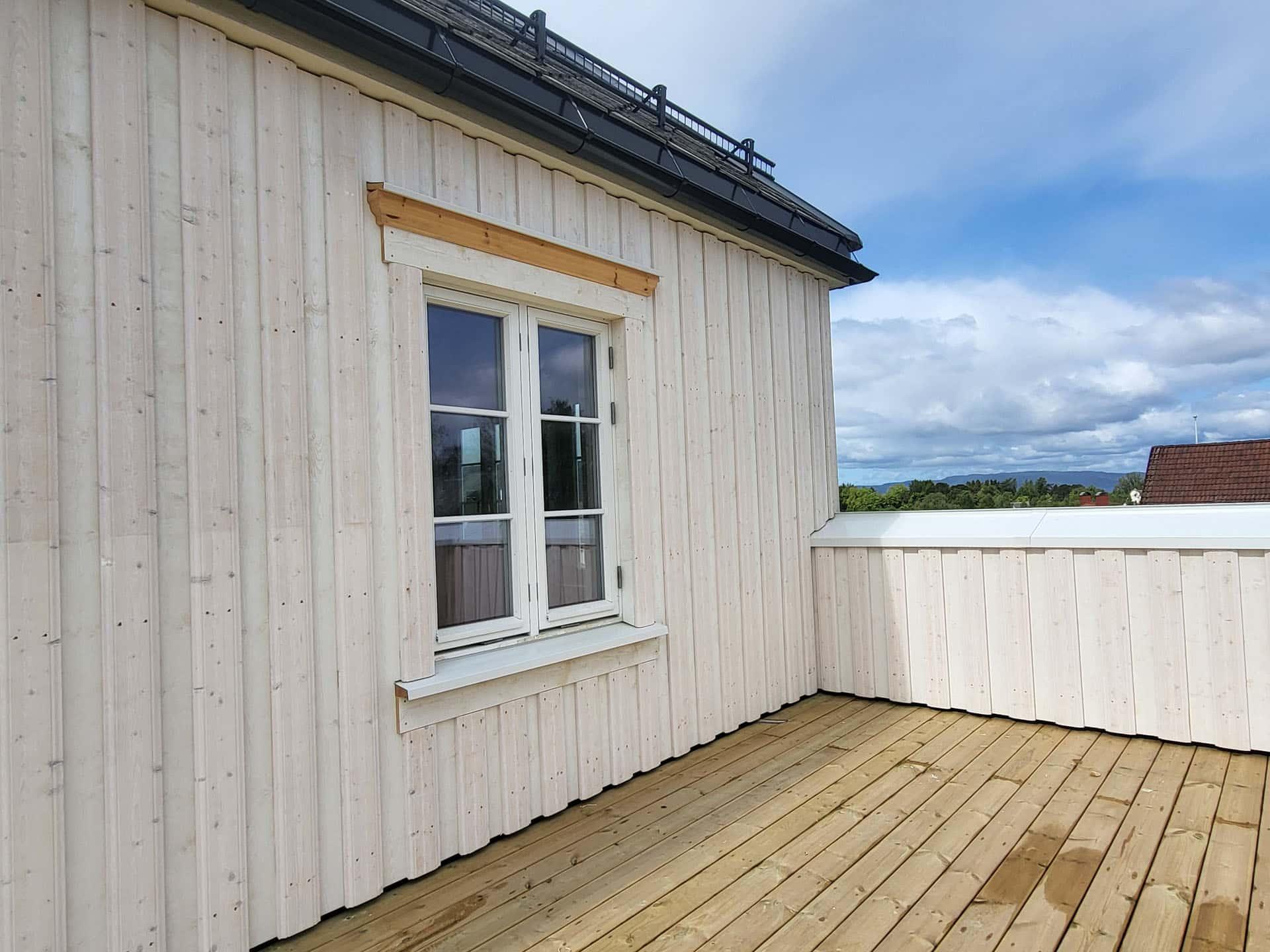 Ny lys trekledning og ny balkong med dør