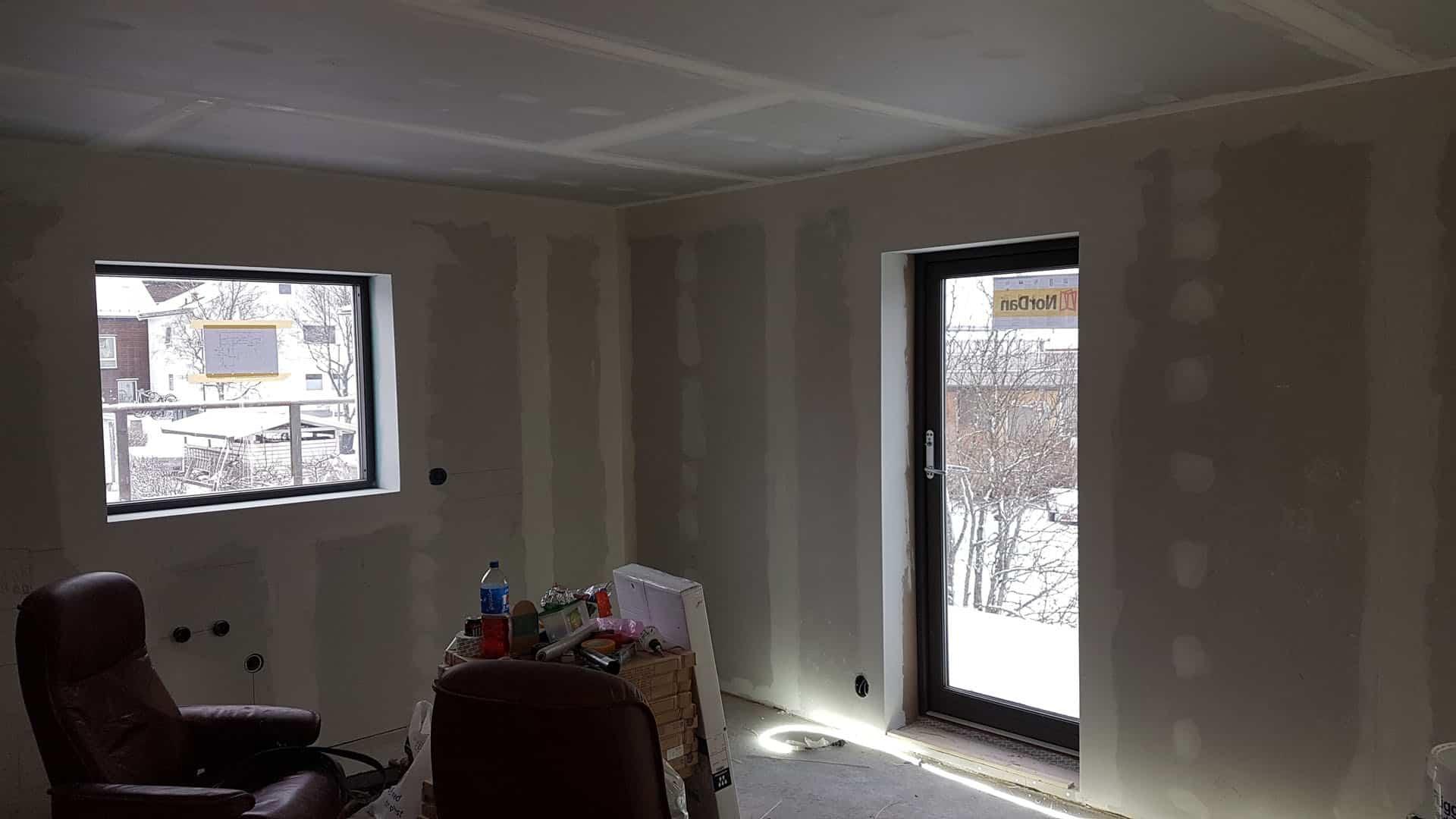 Loftsrom med nye gipsvegger klare for maling